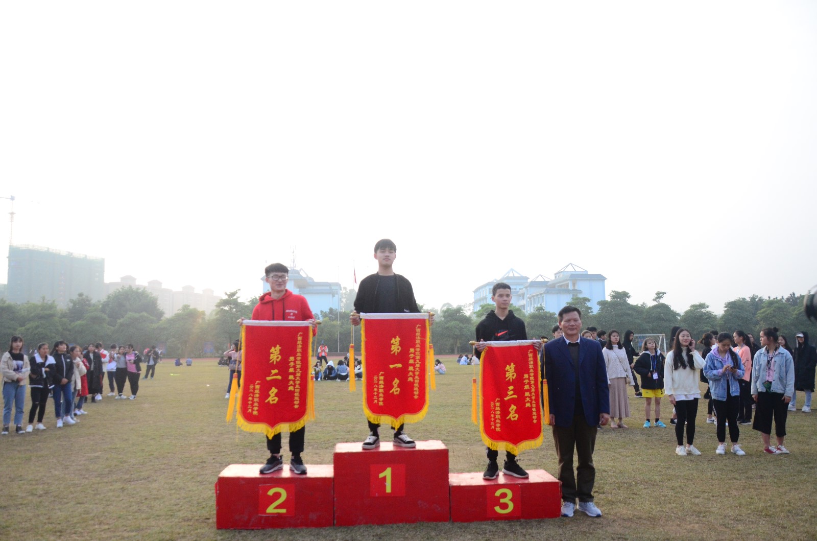 學(xué)院領(lǐng)導(dǎo)頒獎(jiǎng)6.JPG