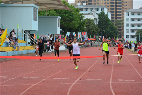 男子跑步3.JPG