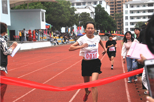 女子跑步.JPG